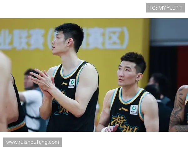 孙铭徽精准回传卡尔顿飞身空接扣篮精彩瞬间展现惊人爆发力